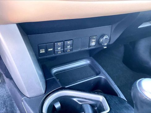 Used 2017 Toyota RAV4 Limited image 35