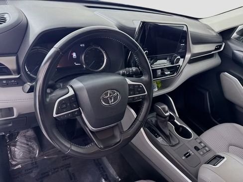 Used 2023 Toyota Highlander LE image 9
