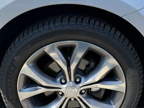 Used 2018 Chrysler Pacifica Limited w/ Tire & Wheel Group FWD image 4