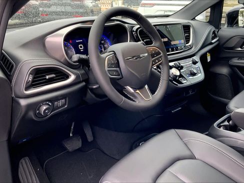 New 2026 Chrysler Pacifica Select image 6