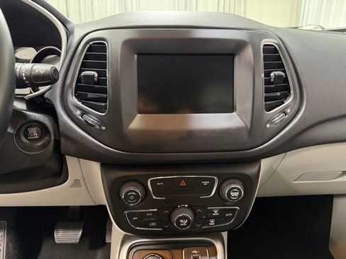 Used 2019 Jeep Compass Latitude w/ Cold Weather Group AWD/4WD image 13