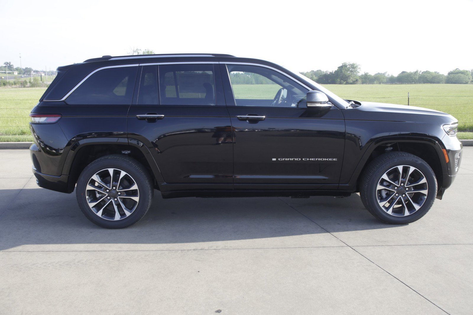 New 2022 Jeep Grand Cherokee Overland w/ Luxury Tech Group IV AWD/4WD image 2