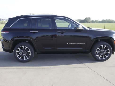 New 2022 Jeep Grand Cherokee Overland w/ Luxury Tech Group IV image 2