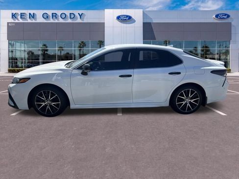 Used 2023 Toyota Camry SE FWD image 3