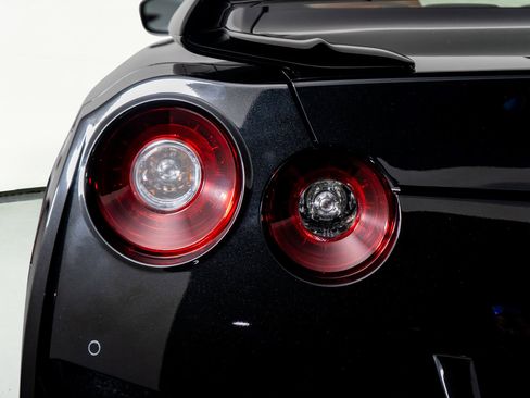 Used 2021 Nissan GT-R Premium image 12