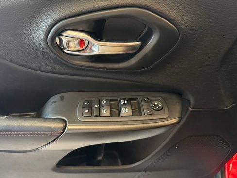 Used 2019 Jeep Cherokee Trailhawk w/ Comfort/Convenience Group AWD/4WD image 19