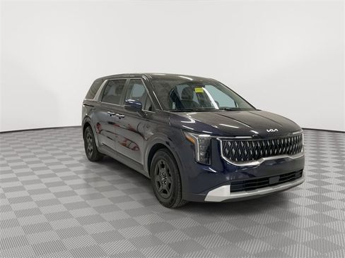 Used 2025 Kia Carnival image 2