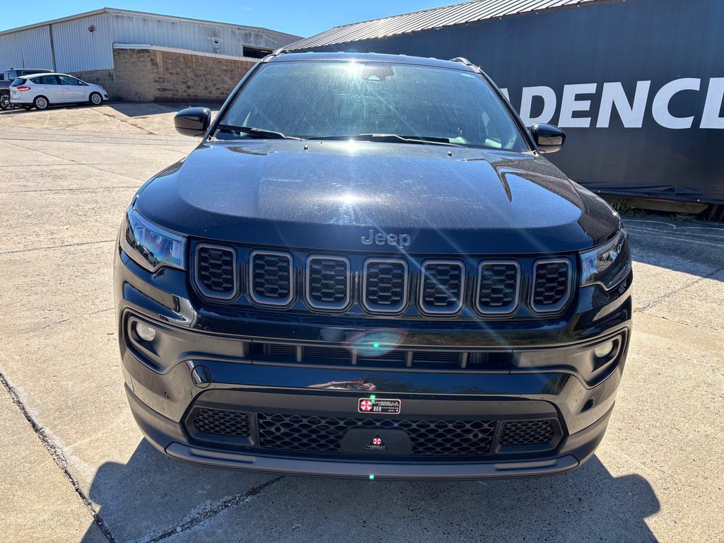 Used 2025 Jeep Compass Latitude w/ Altitude Special Edition AWD/4WD image 2