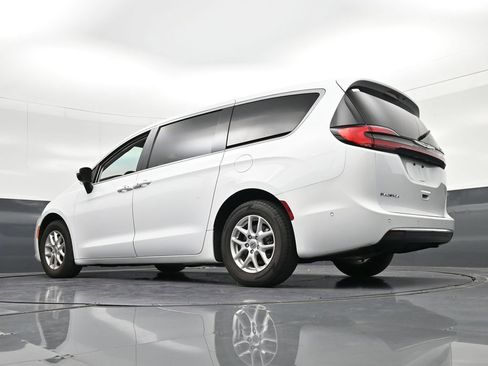 Used 2023 Chrysler Pacifica Touring-L FWD image 30