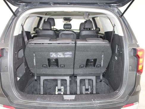 Used 2025 Kia Carnival FWD image 13