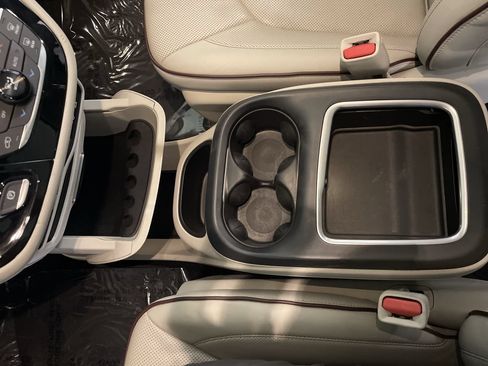 Used 2019 Chrysler Pacifica Limited FWD image 19