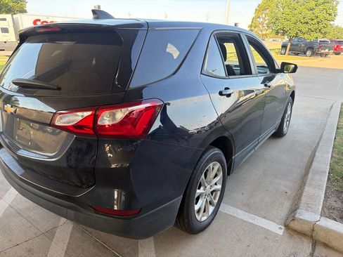 Used 2020 Chevrolet Equinox LS w/ LS Convenience Package FWD image 4