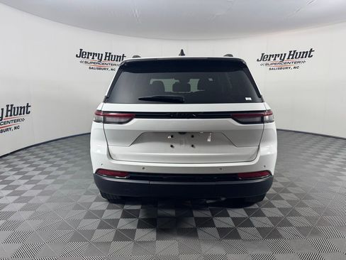 Used 2023 Jeep Grand Cherokee Altitude RWD image 12