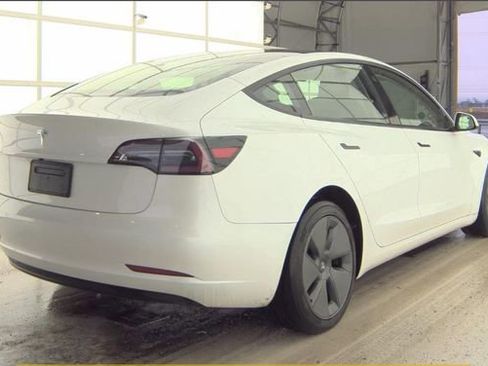 Used 2023 Tesla Model 3 Standard Range image 3
