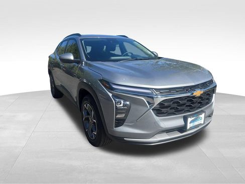 Used 2026 Chevrolet Trax LT w/ Driver Confidence Package FWD image 1