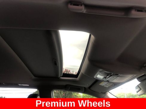Used 2019 Toyota Highlander XLE AWD/4WD image 10