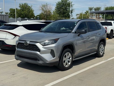Used 2021 Toyota RAV4 LE FWD image 2