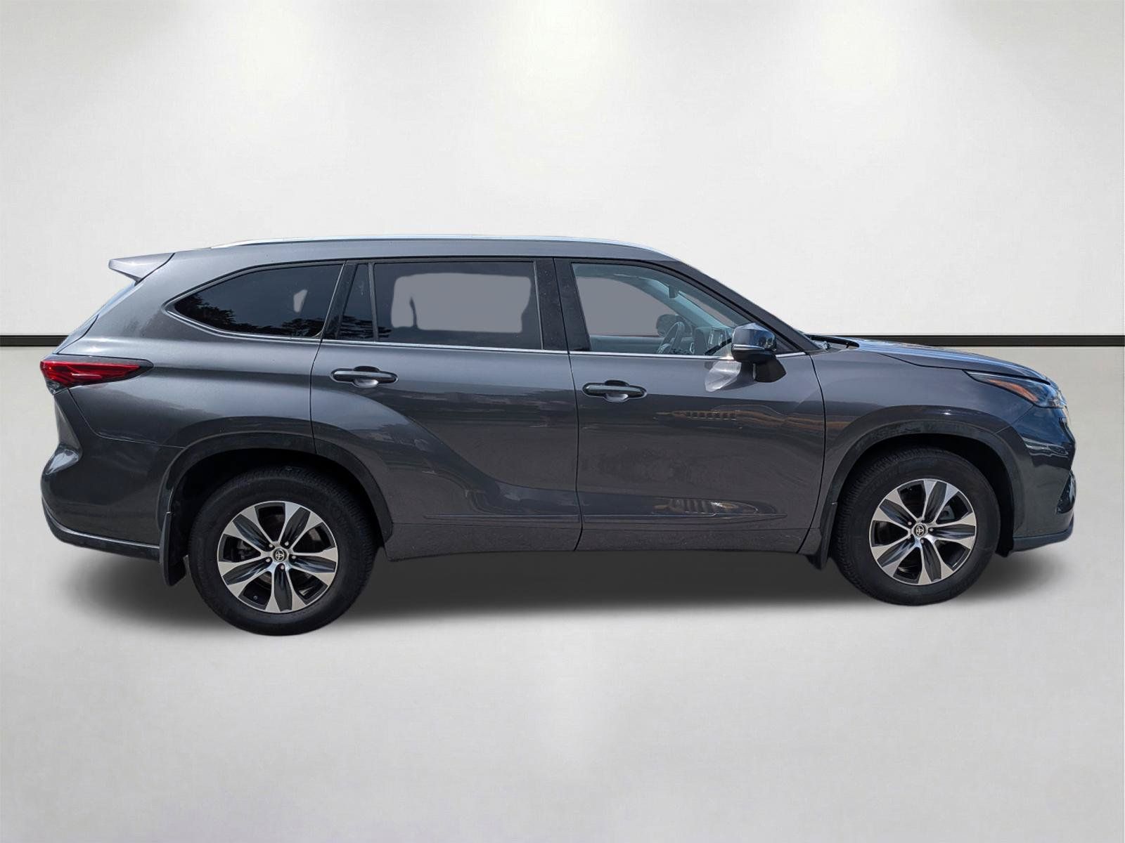 Used 2021 Toyota Highlander XLE AWD/4WD image 3