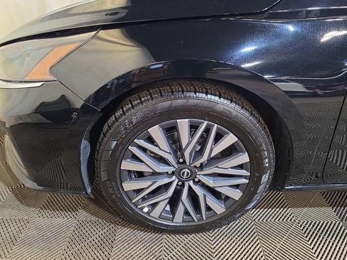 Used 2025 Nissan Altima 2.5 SV FWD image 18