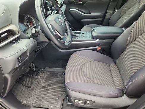 Used 2022 Toyota Highlander LE AWD/4WD image 8