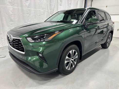 Used 2025 Toyota Highlander XLE image 3