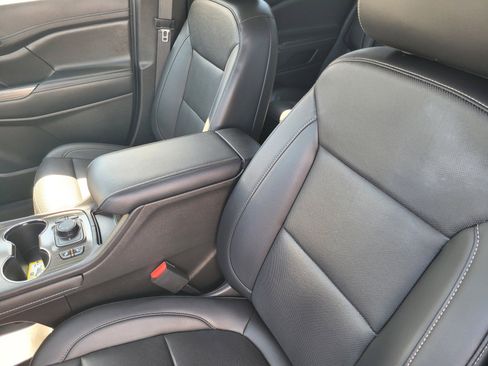 Used 2022 GMC Acadia SLT w/ Technology Package FWD image 9
