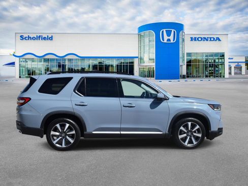 Used 2023 Honda Pilot Touring image 2
