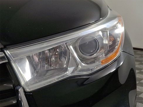 Used 2014 Toyota Highlander XLE image 12