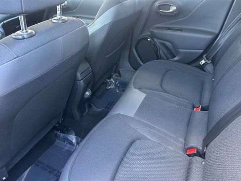 Used 2018 Jeep Renegade Altitude image 12