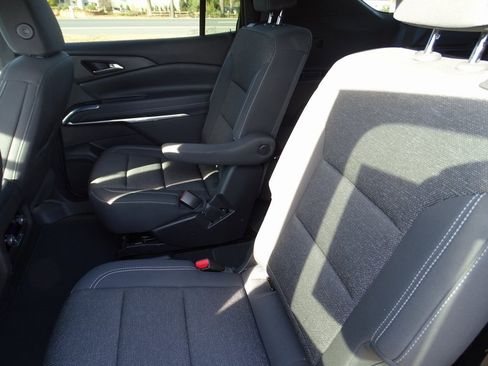 Used 2025 Chevrolet Traverse LT image 8