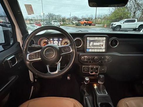 Used 2018 Jeep Wrangler Unlimited Sahara image 9