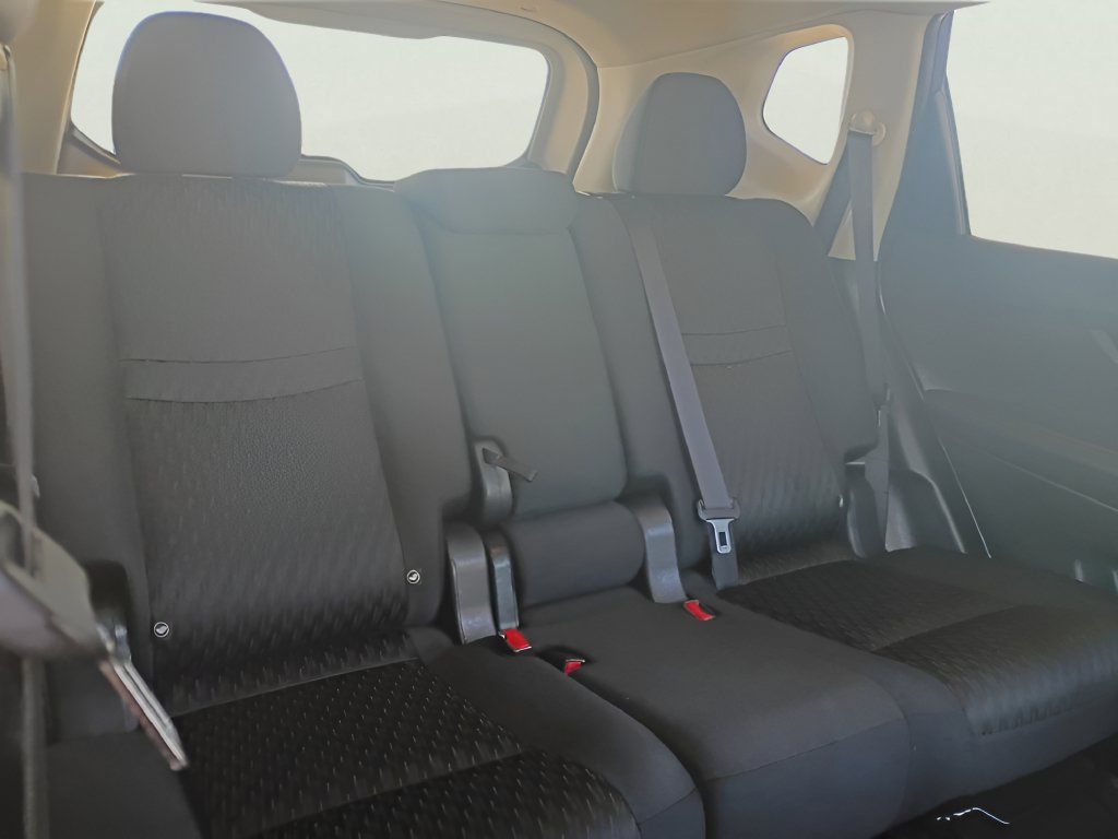 Used 2018 Nissan Rogue SV FWD image 16