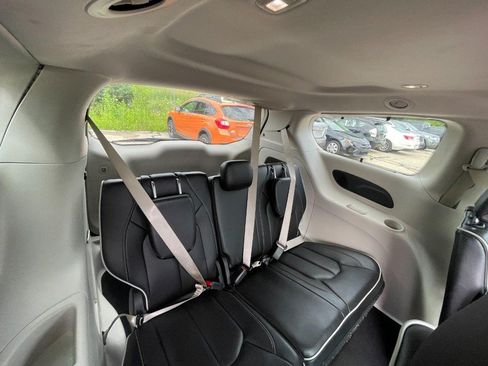Used 2023 Chrysler Pacifica Limited FWD image 6