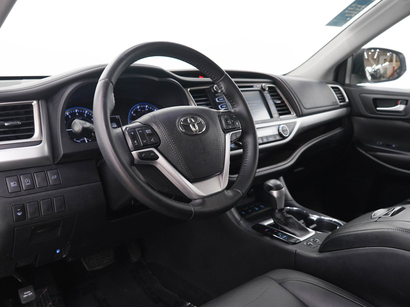 Used 2019 Toyota Highlander XLE AWD/4WD image 25
