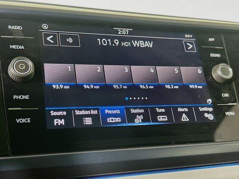 Used 2023 Volkswagen Taos SE w/ Panoramic Sunroof Package FWD image 21