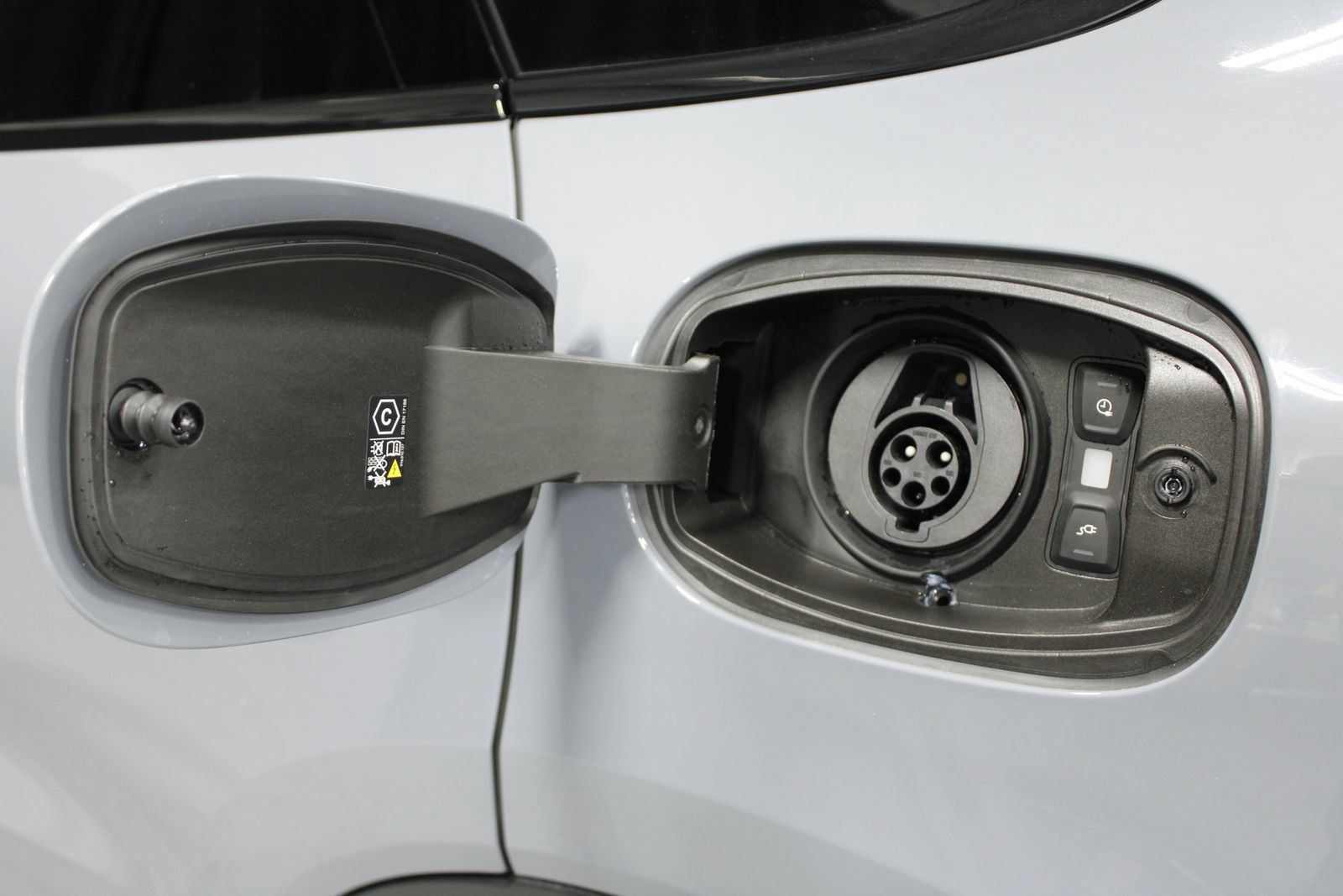 Certified 2026 Porsche Cayenne E-Hybrid AWD/4WD image 18