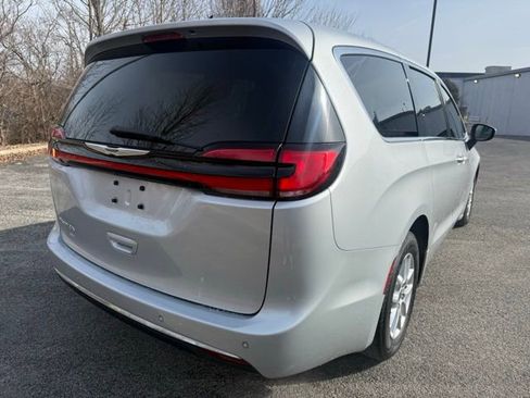 Used 2023 Chrysler Pacifica Touring image 3