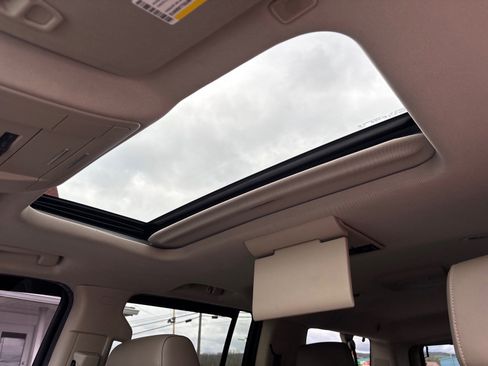 Used 2018 Chevrolet Suburban LT image 12