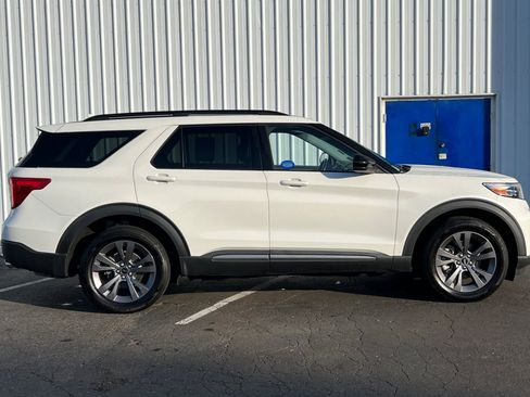 Used 2022 Ford Explorer XLT w/ Equipment Group 202A image 3