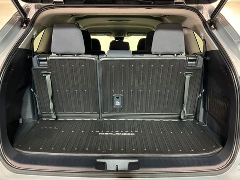 Used 2022 Toyota Highlander LE image 24