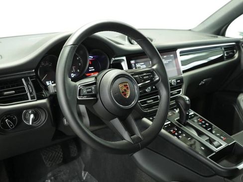 Certified 2025 Porsche Macan AWD/4WD image 4