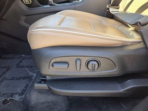 Used 2023 Chevrolet Traverse Premier image 22