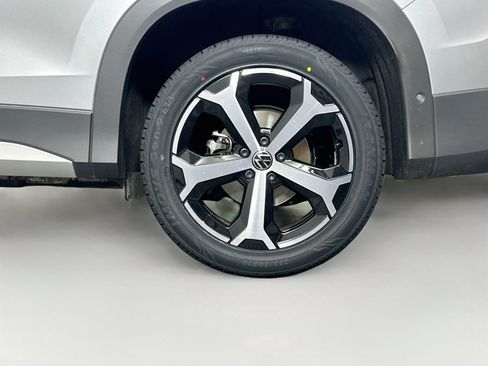 Used 2026 Volkswagen Tiguan SE FWD image 11