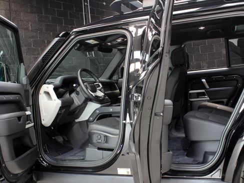 Used 2024 Land Rover Defender 110 X-Dynamic SE image 28