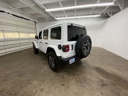 Used 2025 Jeep Wrangler Unlimited Sahara AWD/4WD image 4