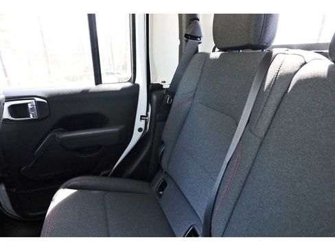 Used 2025 Jeep Gladiator Rubicon w/ Convenience Group image 9