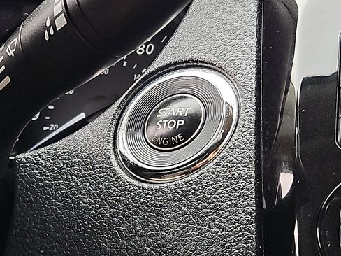 Used 2018 Nissan Rogue SV image 21