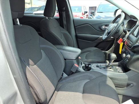 Used 2019 Jeep Cherokee Latitude w/ Popular Appearance Group FWD image 29