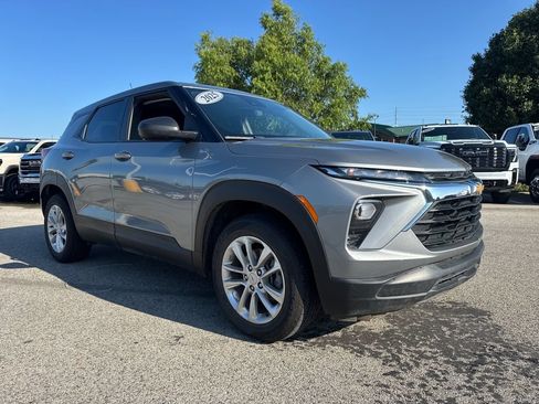 Used 2025 Chevrolet TrailBlazer LS w/ LS Convenience Package FWD image 9