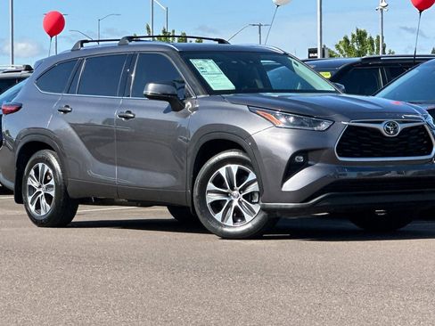 Used 2021 Toyota Highlander XLE FWD image 2